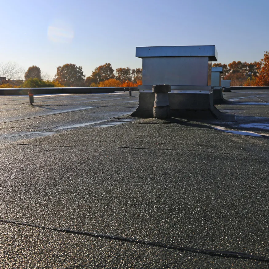Travaux d'étanchéité sur un toit plat